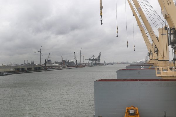 Ruch w porcie w Antwerpii wstrzymany po wycieku ropy