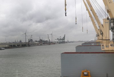 Ruch w porcie w Antwerpii wstrzymany po wycieku ropy