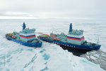 Rosyjskie lodołamacze konwojują statki na zamarzniętym Bałtyku