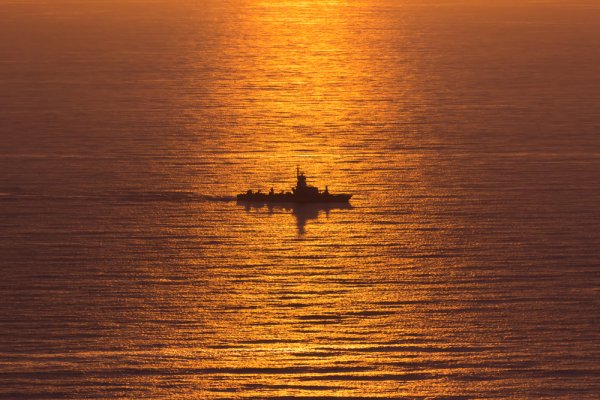 UE zdecydowała, że jej okręty wojenne pozostaną na Morzu Czerwonym do 20...