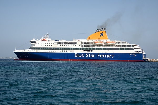 Prom uderzył w latarnię morską i osiadł na mieliźnie u wybrzeży Grecji