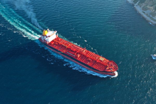 Raport: Niemal 300 tankowców pływa pod fałszywą banderą