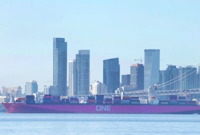 Pożar w maszynowni kontenerowca u wybrzeży w Wielkiej Brytanii