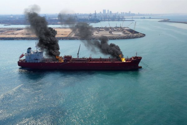 Kolejny tankowiec trafiony dwoma dronami płonie w cieśninie Ormuz