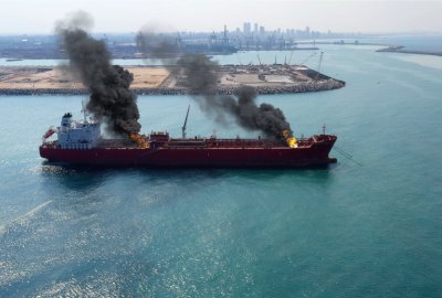 Kolejny tankowiec trafiony dwoma dronami płonie w cieśninie Ormuz