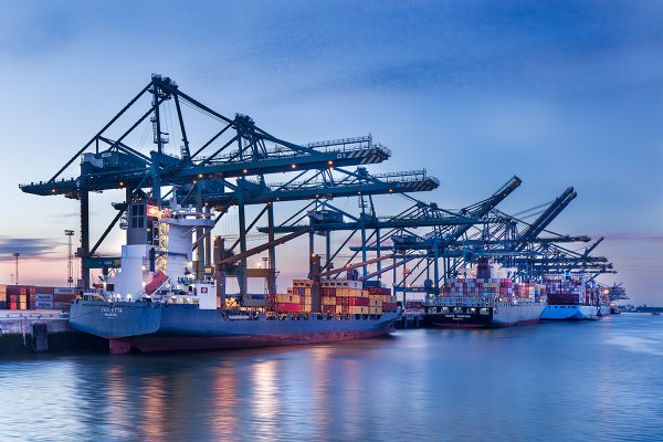 Wyciek ropy nadal blokuje port w Antwerpii