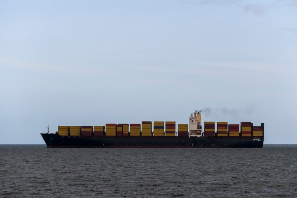 Co najmniej trzy kontenerowce zostały zaatakowane w środę w cieśninie Or...