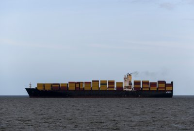 Co najmniej trzy kontenerowce zostały zaatakowane w środę w cieśninie Or...