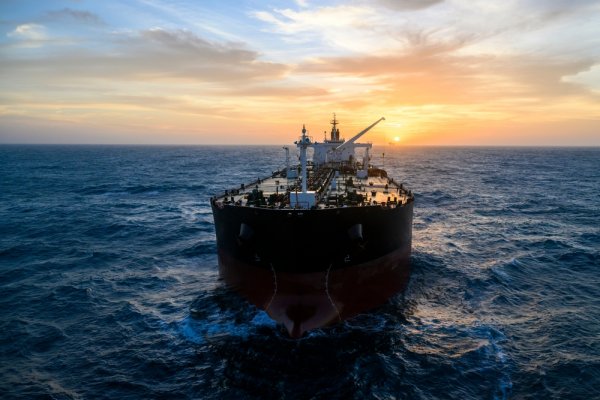 Gdy USA znoszą sankcje na rosyjską ropę, Europa powinna aresztować statk...