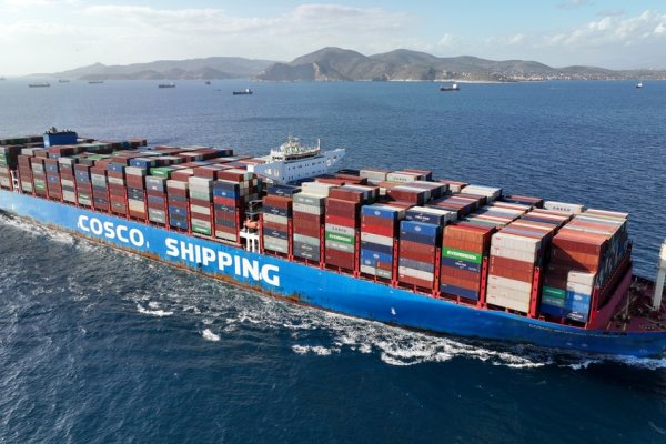 Cosco wycofuje statki w Zatoce Perskiej na „bezpieczne wody”