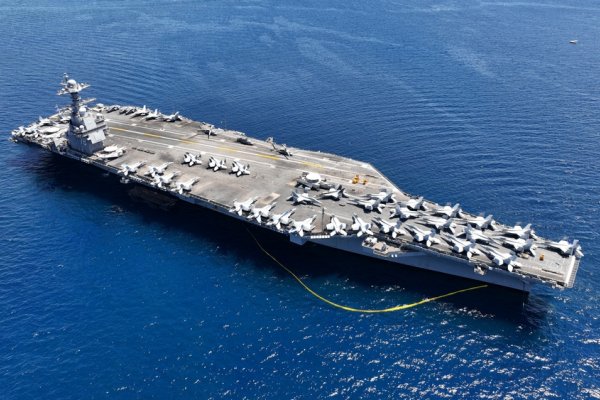 Największy lotniskowiec świata USS Ford wrócił do kraju po 11 miesiącach...