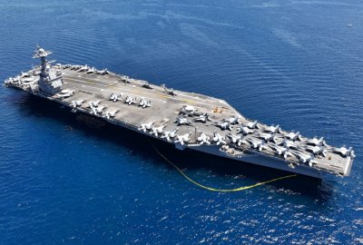 Największy lotniskowiec świata USS Ford wrócił do kraju po 11 miesiącach...