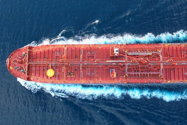 Chiński tankowiec z rosyjskim paliwem płynie na Kubę