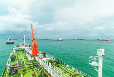 Statki muszą uzyskać zgodę Teheranu przed wejściem w cieśninę Ormuz...