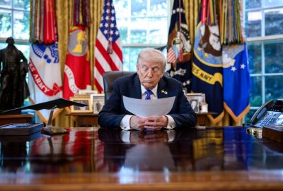 Donald Trump żąda od Iranu odblokowania cieśniny Ormuz. Grozi kolejnymi ...