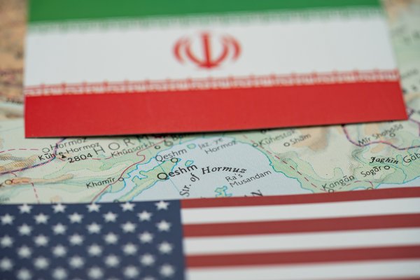 Trump ogłosił wstępne porozumienie pokojowe z Iranem i otwarcie Ormuzu...