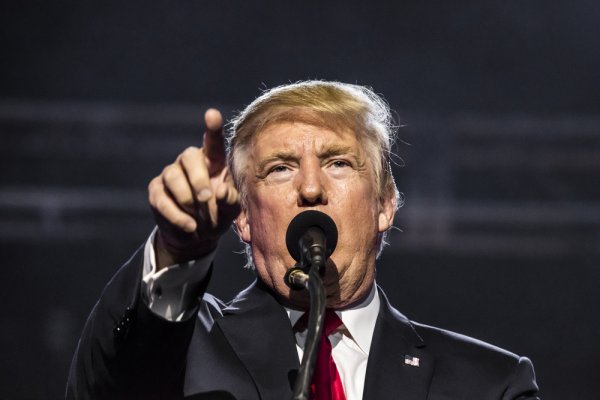 Trump zagroził Iranowi zniszczeniem, jeśli ponownie zamknie cieśninę Orm...