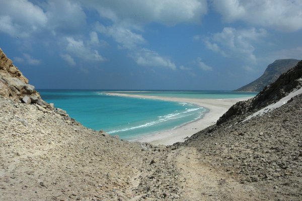 Ewakuowano turystów, którzy utknęli na wyspie Sokotra po ataku Saudyjczy...