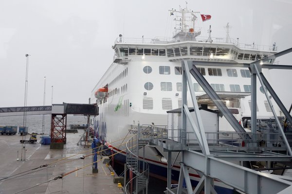 Uszkodzenie cumy przyczyną opóźnienia promów na linii Gdynia - Karlskron...