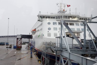 Uszkodzenie cumy przyczyną opóźnienia promów na linii Gdynia - Karlskron...