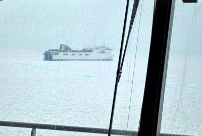 Lód na Bałtyku, odwołane rejsy, promy mogą pływać w konwojach