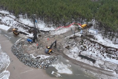 Projekt zabezpieczenia przeciwpowodziowego brzegu morskiego w fazie prze...