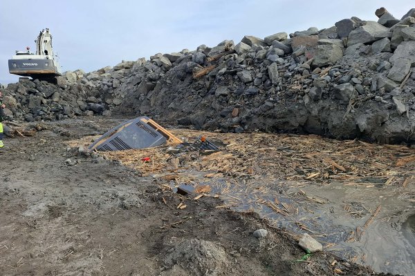 Podczas prac przy przebudowie falochronu w Ustce koparka wpadła do wody