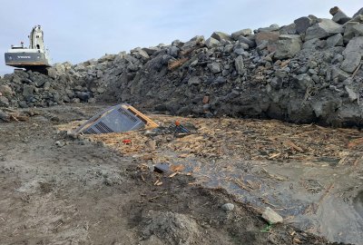 Podczas prac przy przebudowie falochronu w Ustce koparka wpadła do wody