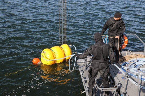 Z dna toru wodnego Szczecin-Świnoujście wydobyto beczkę z nieznaną zawartością