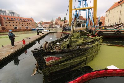 Wrak jachtu Incentive wyciągnięty z gdańskiej mariny! [VIDEO]