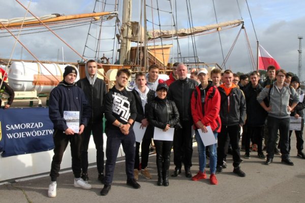 Pierwsi uczniowie wypłynęli w rejs Zawiszą Czarnym