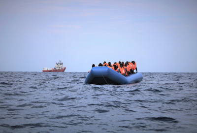 Ocean Viking dostał zgodę na cumowanie na Lampeduzie, część nielegalnych...