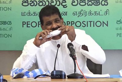 Były minister Sri Lanki ugryzł publicznie surową rybę, zachęcając rodaków do kupowania ...