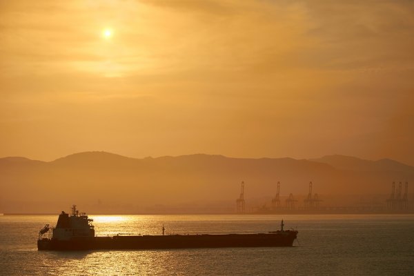Iran:  Straż przybrzeżna przejęła w Zatoce Perskiej statek z przemycaną ropą