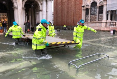 Włochy: Woda w Wenecji zaczęła opadać po trzeciej powodzi w tym tygodniu...