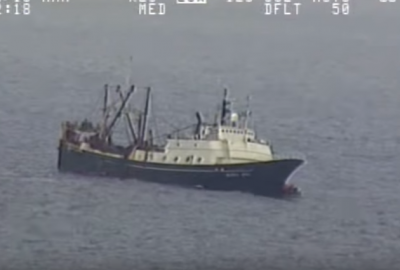 Czterdzieści sześć osób uratowanych ze statku rybackiego na Morzu Bering...