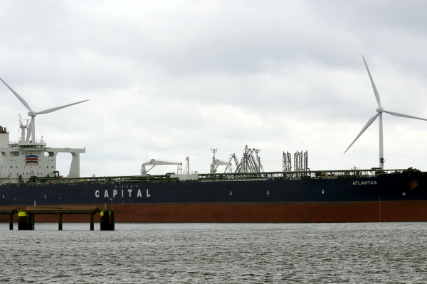 Gigantyczny tankowiec płynie do Gdańska