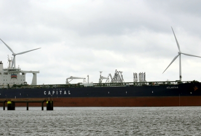 Gigantyczny tankowiec płynie do Gdańska