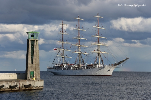 Dar Młodzieży płynie dalej