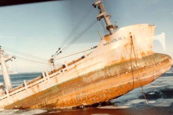 Wrak statku, który zatonął w 1985 roku zagrożeniem dla środowiska