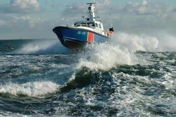 Prawie potrącił go prom. 31-latek wypłynął pontonem na tor wodny