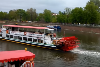 Niewielki statek transportujący turystów po Odrze nabierał wody