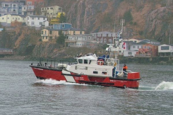 Uratowano załogę z płonącej łodzi rybackiej