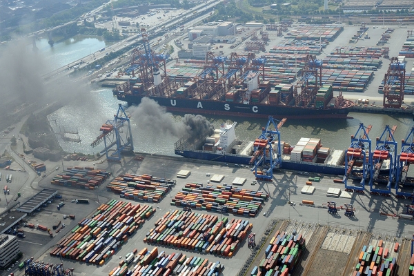 Hamburg: Pożar na 300-metrowym kontenerowcu