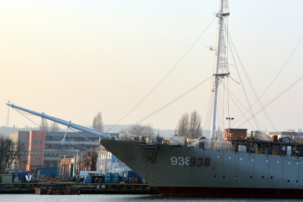 Maszty stanęły na żaglowcu El-Mellah [VIDEO]