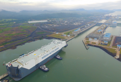 Przejście przez Kanał Panamski jednego z największych samochodowców na świecie [VIDEO]...