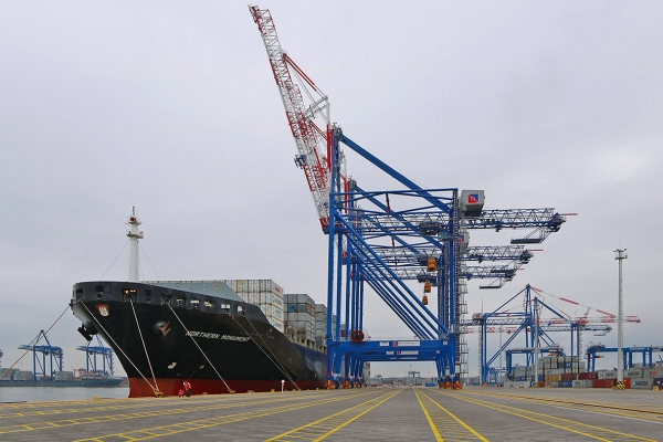 Pierwszy statek przy terminalu T2