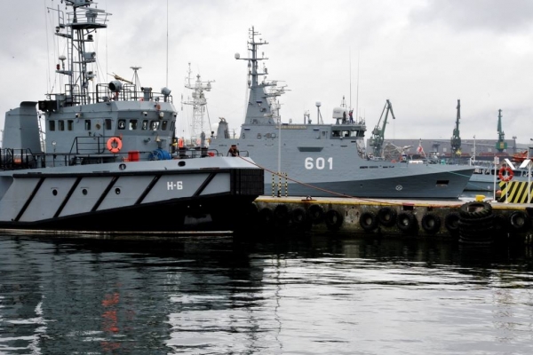 ORP Kormoran z wizytą w gdyńskim porcie wojennym
