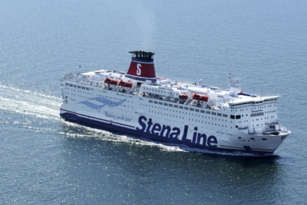 Dym na promie Stena Line wchodzącym do portu w Gdyni