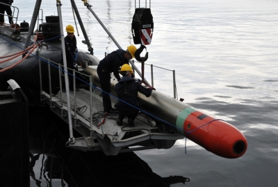 Załadunek torpedy ćwiczebnej na okręt podwodny ORP Sęp